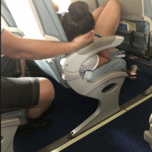 A Dad Supported His Daughter’s Head for 45 Minutes During a Flight… Then People Noticed One Detail That Changed the Conversation.