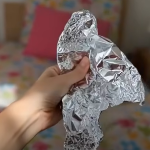 Put aluminum foil under the pillow before going to bed: what happens…